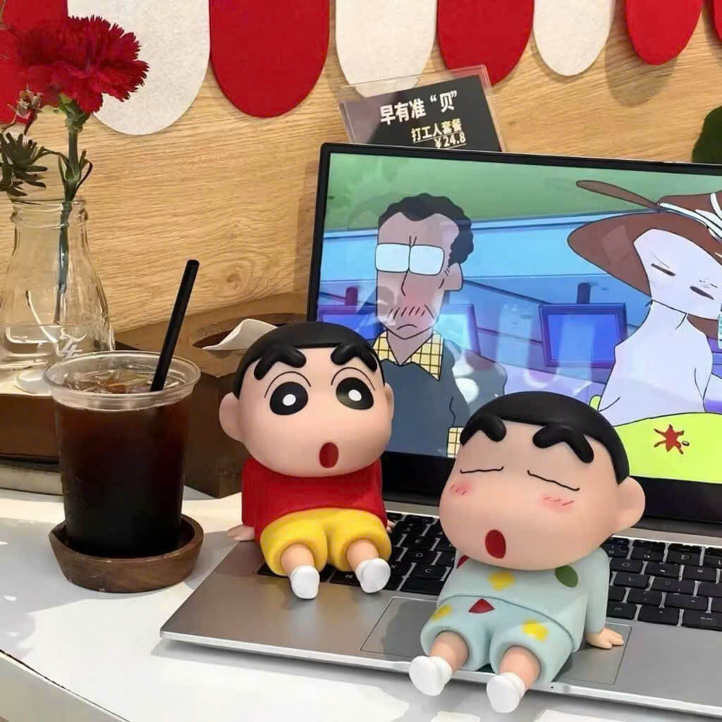 Giá Đỡ Điện Thoại Shin Cậu Bé Bút Chì - Phụ Kiện Điện Thoại Dễ Thương, Tiện Lợi Và Độc Đáo Giá Đỡ Điện Thoại Shin Cậu Bé Bút Chì – Phụ Kiện Điện Thoại Dễ Thương, Tiện Lợi Và Độc Đáo